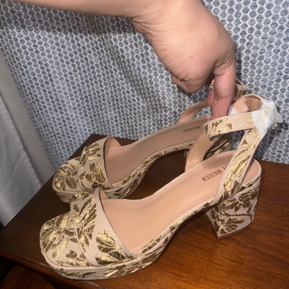 Steve Madden Beige and Gold Floral Heels - Picture 2 of 6